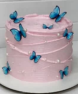 Розовый торт с бабочками