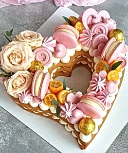 Пряничный торт с ягодами, конфетами, цветами