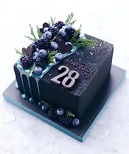 Квадратный торт для мужчины с ягодами