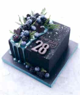 Квадратный торт для мужчины с ягодами