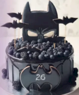 Черный торт с маской Бэтмена