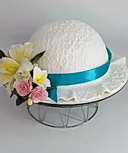 Торт в виде белой шляпы с цветами