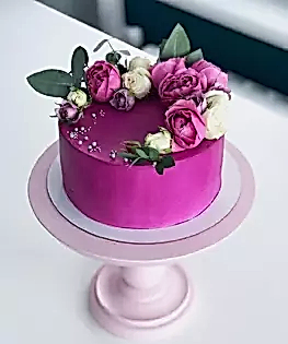 Розовый торт для девушки с цветами