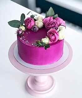 Розовый торт для девушки с цветами