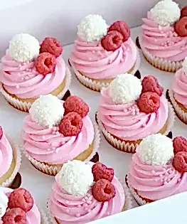 Капкейки розово-белые с малиной и конфетой