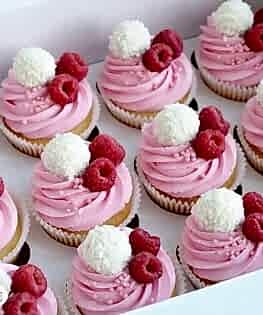 Капкейки розово-белые с малиной и конфетой