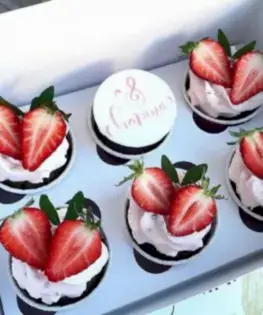 Праздничные капкейки с клубникой