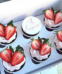 Праздничные капкейки с клубникой