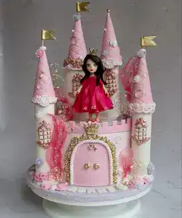 Торт в форме замка с принцессой