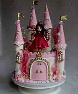 Торт в форме замка с принцессой