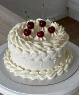 Белый торт в стиле Ламбет