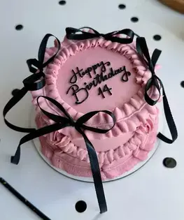 Розовый торт в стиле Ламбет с черными ленточками