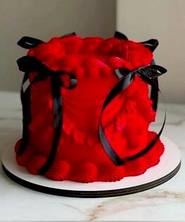 Красный торт в стиле Ламбет