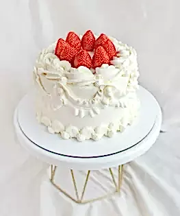 Белый торт в стиле Ламбет с красными ягодами