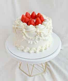Белый торт в стиле Ламбет с красными ягодами