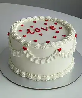 Белый торт в стиле Ламбет с надписью love