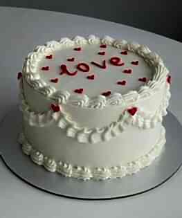 Белый торт в стиле Ламбет с надписью love