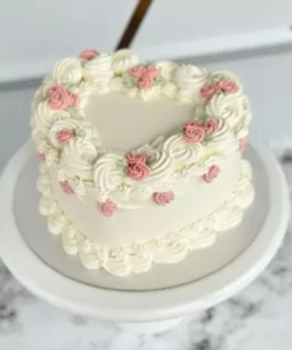Белый торт в стиле Ламбет с розочками