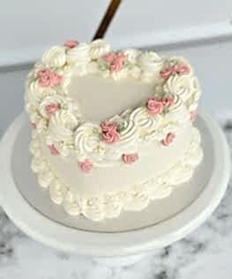 Белый торт в стиле Ламбет с розочками