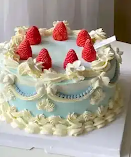 Голубой торт в стиле Ламбет с клубничками