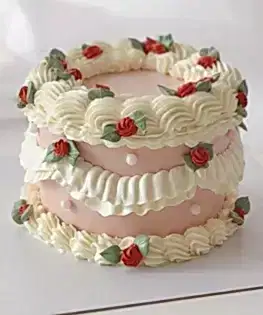 Розово-белый торт в стиле Ламбет с красными розочками