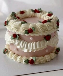 Розово-белый торт в стиле Ламбет с красными розочками