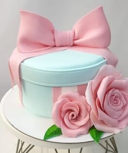 Торт в виде коробки с бантом
