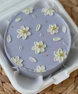 Бенто торт С цветами и лепестками