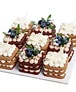 Медовые пирожные с ягодами