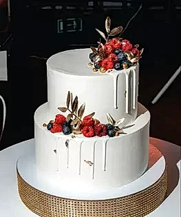 Свадебный торт в два яруса с ягодами и позолотой