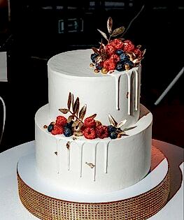 Свадебный торт в два яруса с ягодами и позолотой