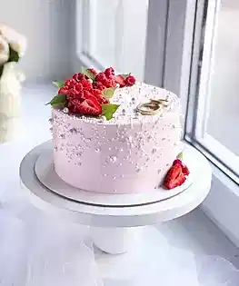 Свадебный торт в один ярус розовый с ягодами и монпарелем