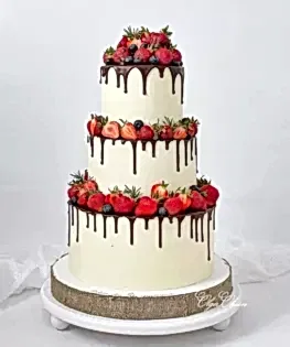 Свадебный торт в три яруса с шоколадом и ягодами