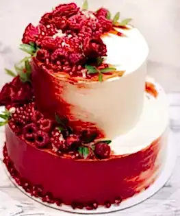 Свадебный торт в два яруса бело-красный с ягодами