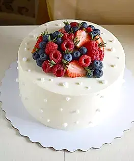 Свадебный белый торт в один ярус с ягодами и сахарными бусинками