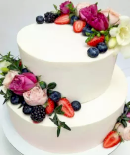 Свадебный торт в два яруса с ягодами и цветочной композицией