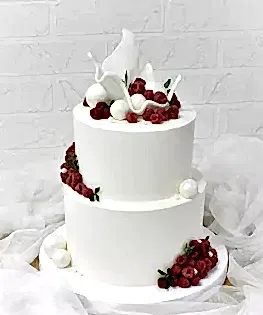 Свадебный торт в два яруса с ягодами и сахарной вазой