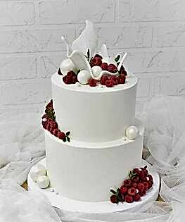 Свадебный торт в два яруса с ягодами и сахарной вазой