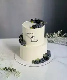 Свадебный торт с топпером и ягодами в светлых тоннах