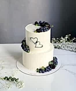 Свадебный торт с топпером и ягодами в светлых тоннах