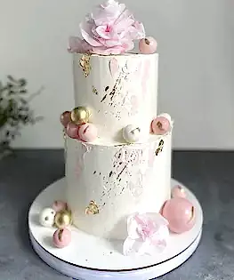 Свадебный торт в два яруса в розовом цвете с шоколадными шарами и сахарными цветами