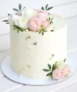 Свадебный торт в один ярус с живыми цветами, монпарелем и пищевым золотом