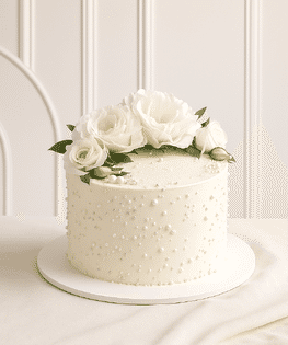 Свадебный торт одноярусный с монпарелем и живыми цветами в белом цвете