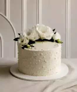 Свадебный торт одноярусный с монпарелем и живыми цветами в белом цвете