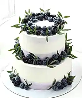 Свадебный торт в два яруса с миксом из ягод