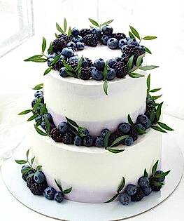 Свадебный торт в два яруса с миксом из ягод