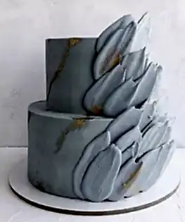 Свадебный торт голубой с шоколадными лепестками