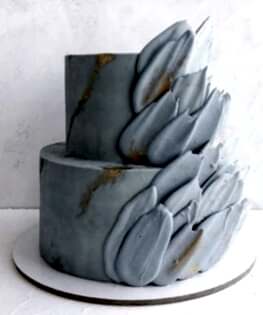 Свадебный торт голубой с шоколадными лепестками