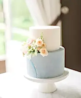 Свадебный торт два яруса в нежных голубых тоннах