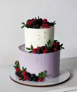 Свадебный торт в два яруса с миксом из сочных ягод